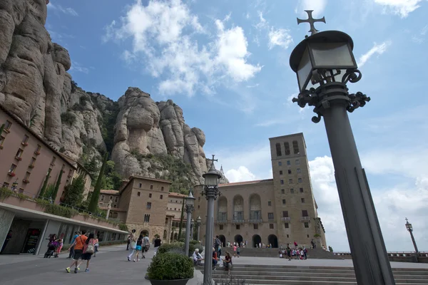 Monasterio de Montserrat es una abadía benedictina en las montañas, Barcelona, Cataluña, España . — Foto de Stock