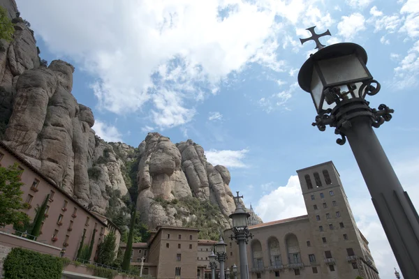 Monasterio de Montserrat es una abadía benedictina en las montañas, Barcelona, Cataluña, España . — Foto de Stock