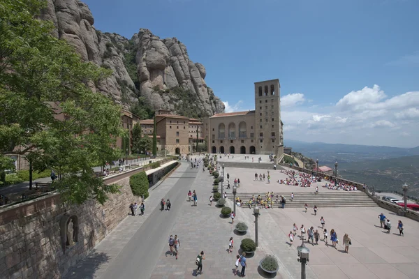 Monasterio de Montserrat es una abadía benedictina en las montañas, Barcelona, Cataluña, España . — Foto de Stock