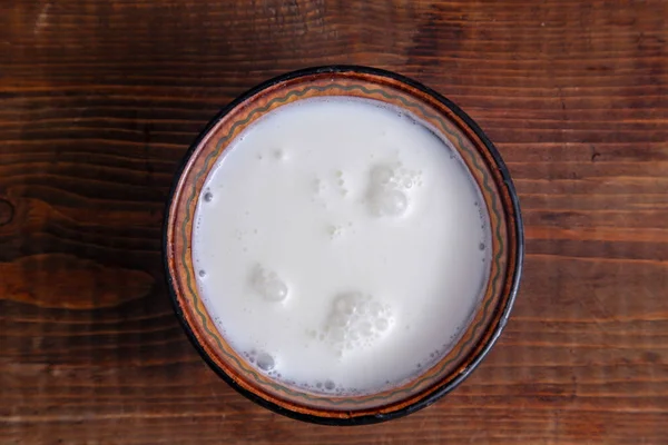 Susu Unta Shubat Pada Latar Belakang Kayu — Stok Foto