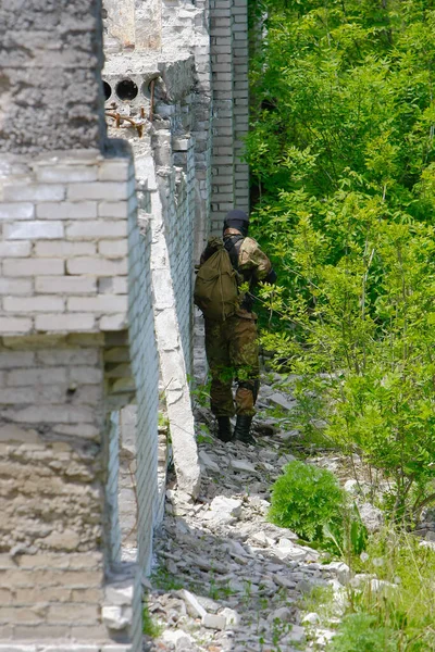 Soldiers Play Game Airsoft Locations Destroyed Houses — Stockfoto