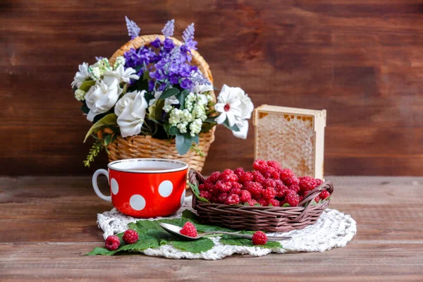 Uma Cura Natural Para Resfriados Uma Cesta Com Framboesas Frescas — Fotografia de Stock