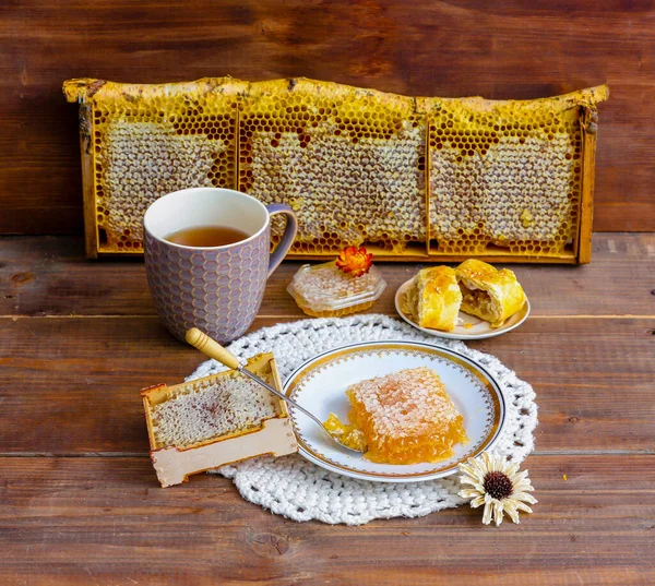 Nature Morte Rustique Avec Des Produits Apicoles Peignes Miel Dans — Photo