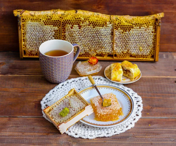 Naturaleza Muerta Rústica Con Productos Apícolas Panales Miel Frasco Vidrio — Foto de Stock