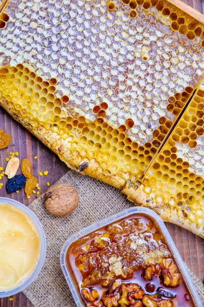 Rustiek Stilleven Met Bijenproducten Honingkammen Een Glazen Pot Wilde Honing — Stockfoto