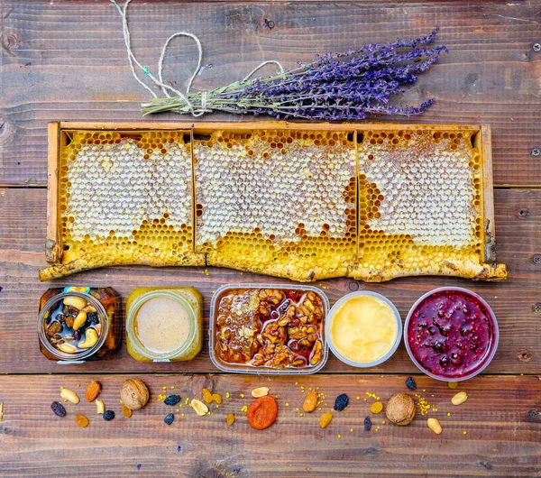 Rusztikus Csendélet Méhészeti Termékekkel Mézes Fésűk Üvegedényben Vadméz Méhsejt Keretben — Stock Fotó