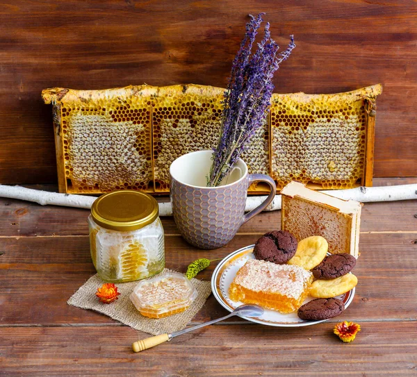 Naturaleza Muerta Rústica Con Productos Apícolas Panales Miel Frasco Vidrio — Foto de Stock