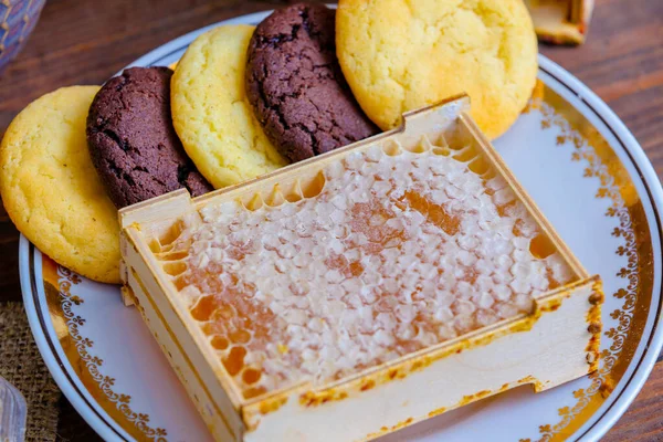 Vida Morta Rústica Com Pentes Mel Redução Biscoitos Uma Chapa Imagem De Stock