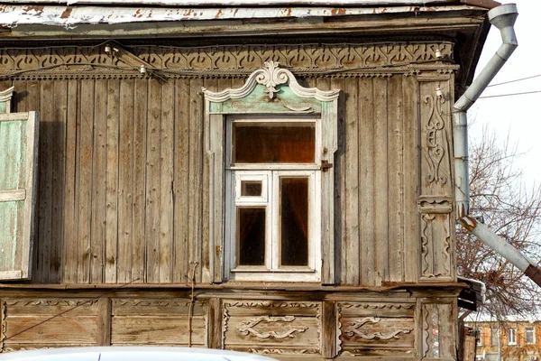 Antique wooden windows carved platbands in the village, Russian outback — Stock Image Antique Wooden Windows Carved Platbands Village Russian Outback Stock Image