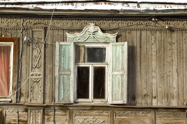 Antique wooden windows carved platbands in the village, Russian outback — Stock Image Antique Wooden Windows Carved Platbands Village Russian Outback Royalty Free Stock Photos