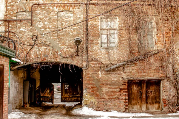 Старый Вход Двор Аркой Встроенной Здание Старого Дома Красного Кирпича — стоковое фото