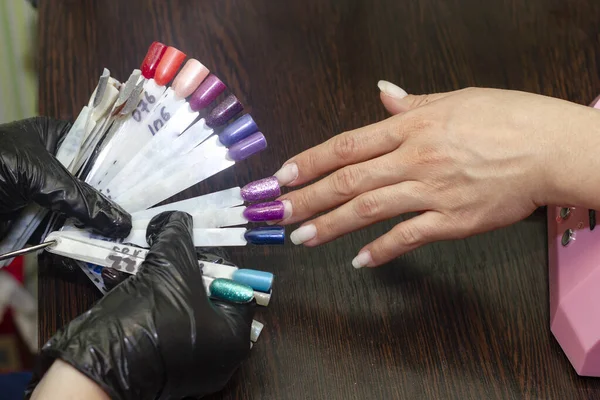 Chica Elige Color Del Esmalte Uñas Para Manicura Salón Belleza — Foto de Stock