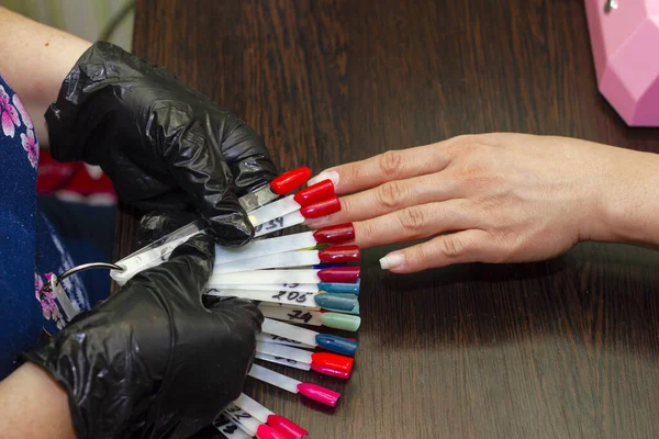 Meisje Kiest Kleur Van Nagellak Voor Manicure Schoonheidssalon Met Behulp — Stockfoto