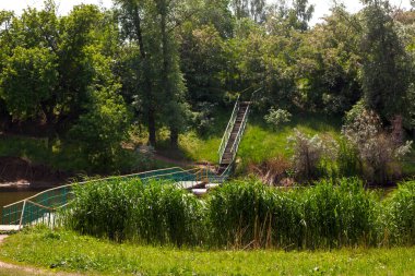 Yazın nehirde pantonlar üzerinde yüzen ahşap köprü