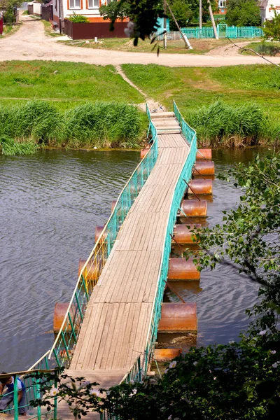 夏には川を渡るパントンに木製の橋を架け — ストック写真
