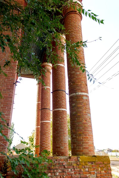 Altas Columnas Ladrillo Rojo Parte Las Ruinas Antigua Iglesia Luterana — Foto de Stock