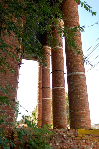 Altas Columnas Ladrillo Rojo Parte Las Ruinas Antigua Iglesia Luterana — Foto de Stock