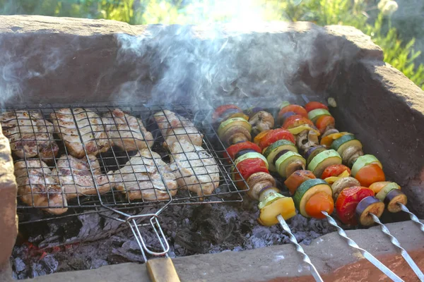 Maso Zelenina Grilování Kebab Špejle Pečené Dřevěném Uhlí Grilu — Stock fotografie