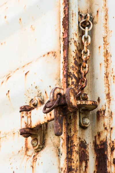 Vergrendelen op roestig ijzer deur — Stockfoto