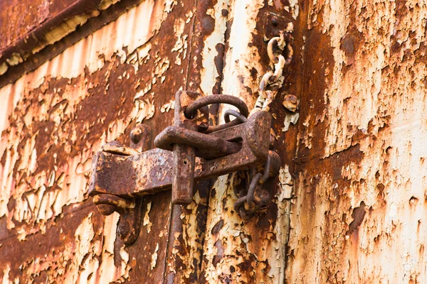 Blokada drzwi zardzewiały żelazo — Zdjęcie stockowe