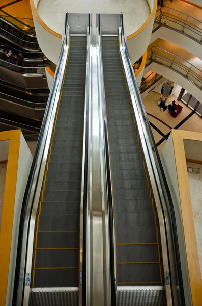 modern bir binada yürüyen merdiven