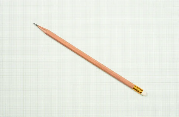 铅笔和方格纸 — 图库照片
