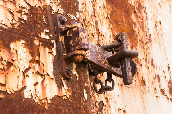 Schloss an rostiger Eisentür — Stockfoto