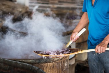 Balık taze kalamar kaynar