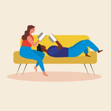 Çok kültürlü çiftler birlikte vakit geçiriyorlar. Düz vektör stok çizimi. Afro adam ve Avrupalı, Amerikalı kadın birlikte okuyor. Kanepede kitap izole edilmiş insanlar. Vektör grafikleri