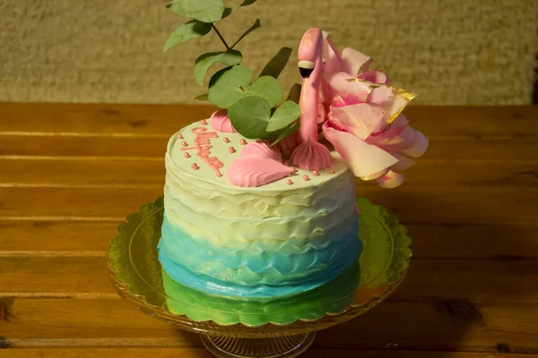 Deliziosa Torta Decorata Con Fenicottero Zucchero Foglie Verdi Torta Tavolo — Foto Stock