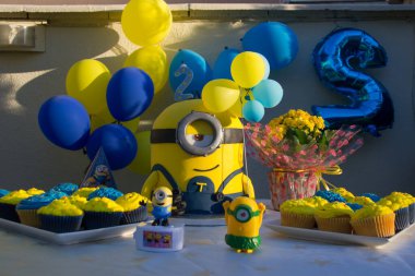 Varna, Bulgaristan - 25 Temmuz 2020 - Minion Party Pastası, çocukların doğum günü partisi fikirleri, sarı ve mavi dalkavuk, çocukların doğum günü partisi konsepti
