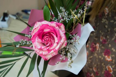 Bir gül tutan, bir buket düzenleyen, çiçekçide çalışan, 8 Mart için hediye alan, Anneler Günü, Kadınlar Günü veya Sevgililer Günü, doğum günü hediyesi, düğün konsepti