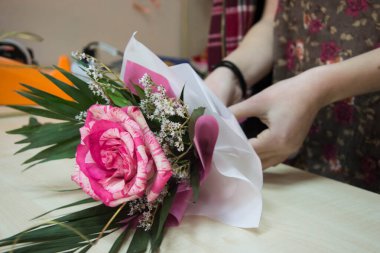 Bir gül tutan, bir buket düzenleyen, çiçekçide çalışan, 8 Mart için hediye alan, Anneler Günü, Kadınlar Günü veya Sevgililer Günü, doğum günü hediyesi, düğün konsepti