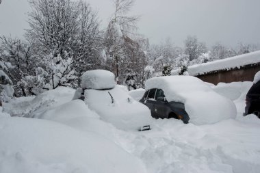 Kar, kış mevsiminde arabaları, kar fırtınasını ve Bulgaristan 'ı kapladı