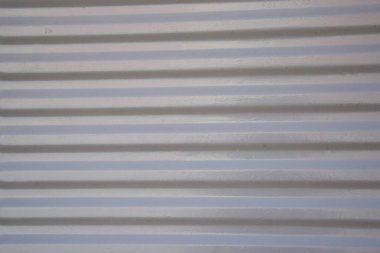 Yatay çizgileri olan metal desen, endüstriyel kapı yakın plan, kapının metalik deseni, beyaz boyanmış metal.