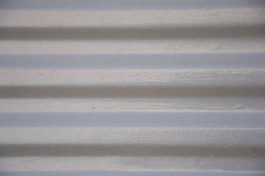 Yatay çizgileri olan metal desen, endüstriyel kapı yakın plan, kapının metalik deseni, beyaz boyanmış metal.