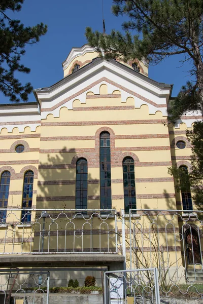 Igreja Cristã Bonita Amarelo Pintado Desvanecimento Edifício Fundo Céu Azul — Fotografia de Stock