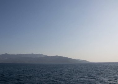 Okyanustaki uzak topraklar, sakin sakin sular, güzel mavi okyanus ve mavi gökyüzü, seyahat yeri, yaz mevsimi, doğada tatil.