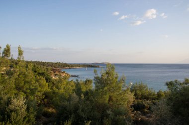 Güzel deniz manzarası, vahşi doğa, kayalar ve adanın bitki örtüsü Thasos, Yunanistan, suda küçük bir tekne.
