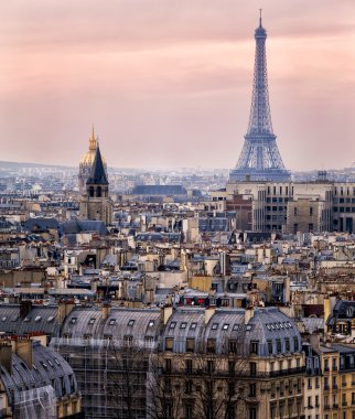 Paris'in ve Eyfel Kulesi'nin yukarıdan görünüm