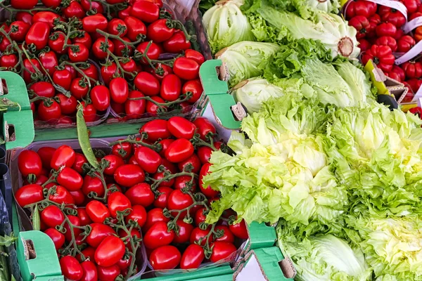 Sebze sunulan açık bir market