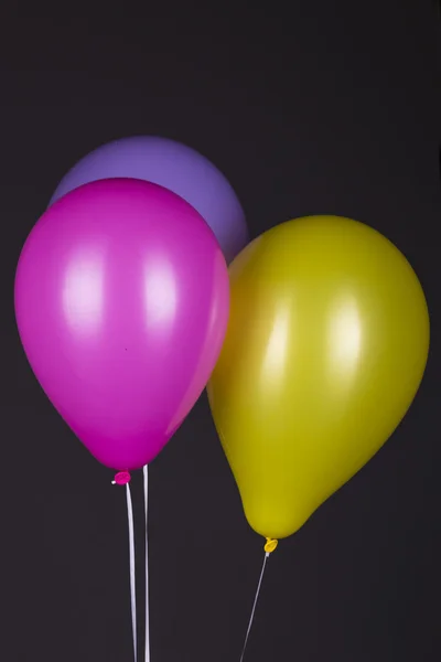 Koyu arka plan üzerinde renkli balonlar