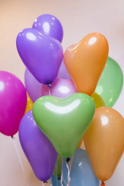 Renkli hava balonları farklı şekillerde. Kutlama kavramı