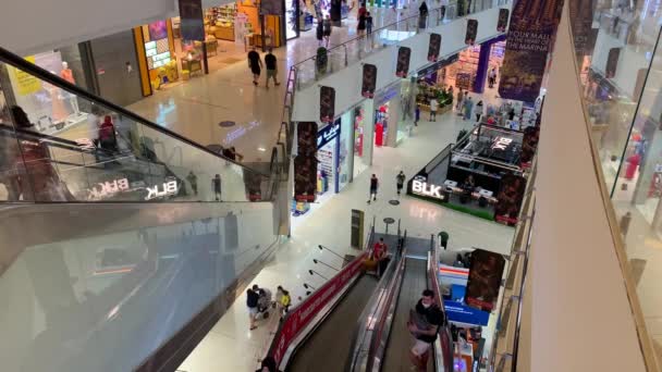 阿联酋 2020年9月25日 许多人在海盗 19大流行期间在迪拜滨海购物中心戴面具 顶部视图 船坞商场挤满了人的自动扶梯 顶部视图 — 图库视频影像