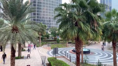 Dubai / BAE - 11 Kasım 2020: Birçok araba ve insanla JBR Marina Köprüsü 'nün üst görüntüsü. Jumeirah Plaj Konağı ve Marina Yürüyüşü. Dubai yolu, güzel kulelerin ve nehirlerin arasında bir sokak.. 