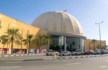 Dubai - BAE - 17 Ekim 2020: park alanı olan popüler alışveriş merkezinin girişi. Gündüz vakti Dubai alışveriş merkezinin dış görünüşü. 