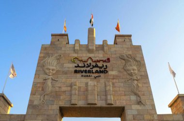 Dubai - BAE - 14 Aralık 2020: Dubai Park ve Resorts 'a giriş kapısı. 