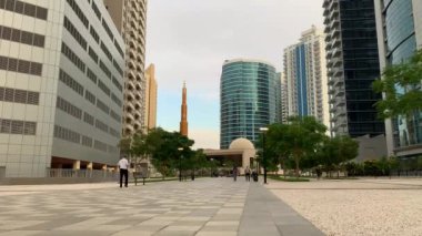 Dubai - BAE - 27 Kasım 2020: Bina, otel ve camii ile Barsha Heights bölge ağasının görüntüsü. Dubai 'de gündüz vakti Hamel Al Ghaith Camii' nde. Hızlı hareket