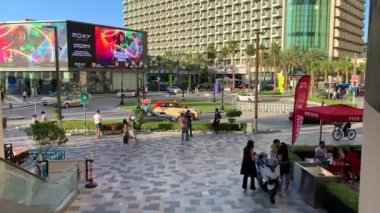 Dubai - BAE - 18 Aralık 2020: JBR plaj turistik caddesi manzarası. Jumeirah Sahili 'nin ana caddesinde kavşağı ve bir sürü turist var. Güzel Dubai turistik bölgesi, oteller