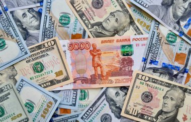 Rus ulusal para birimi Amerikan doları banknotunun üstünde, karışık rublem banknotların en üst görüntüsü. Rus ve Amerikan kağıt parası. Ruble ve Amerikan doları döviz kuru.